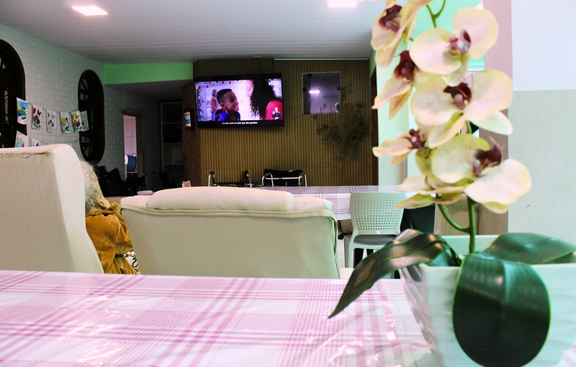 Área de convivência com televisão e ambiente acolhedor