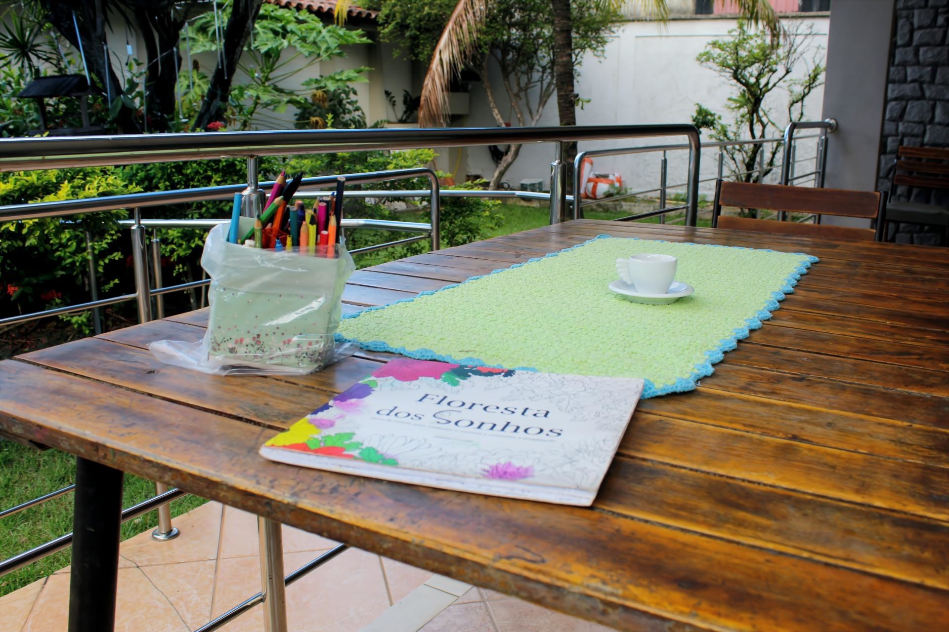 Mesa preparada para atividades e momentos de convivência