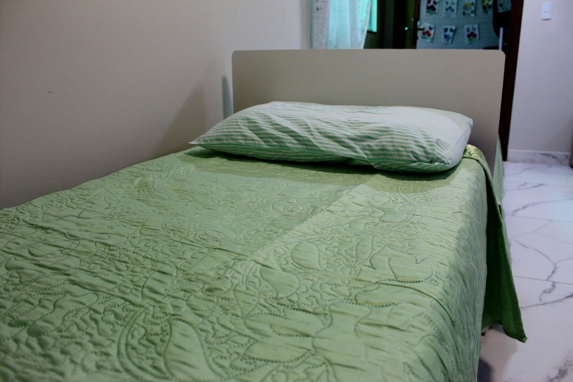 Quarto com cama arrumada