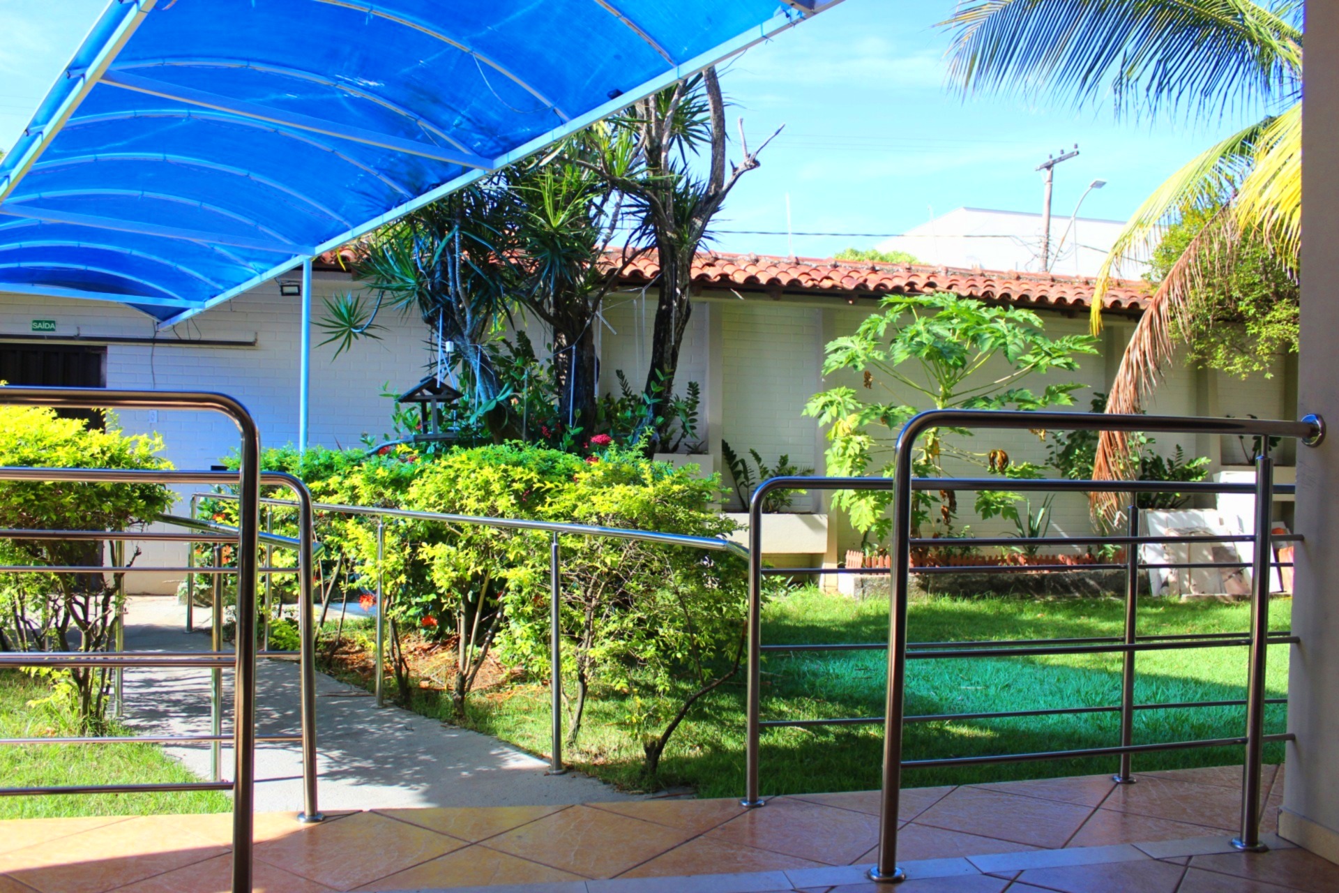 Jardim com cobertura e área externa
